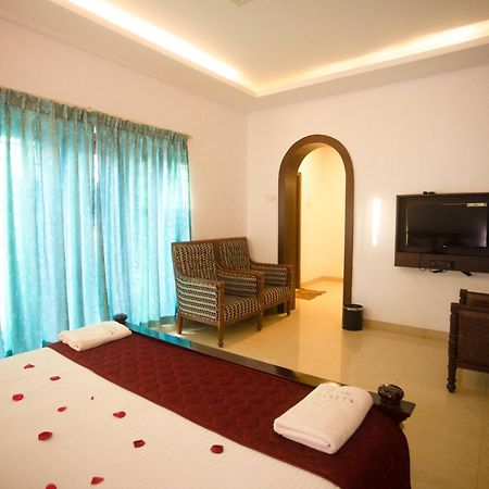Saaral Resorts & Hotels Pvt Ltd Kuttalam  Bagian luar foto