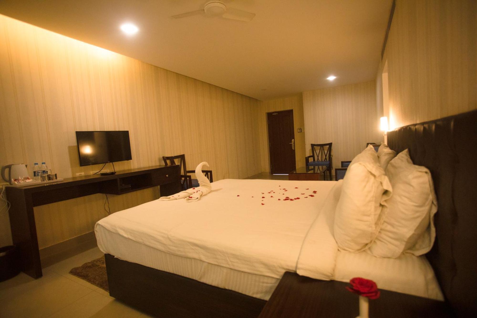 Saaral Resorts & Hotels Pvt Ltd Kuttalam  Bagian luar foto