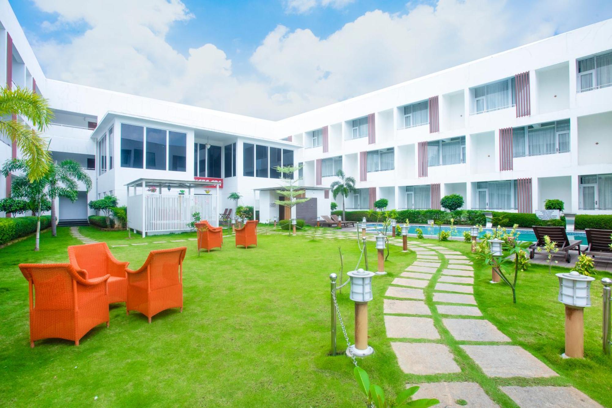 Saaral Resorts & Hotels Pvt Ltd Kuttalam  Bagian luar foto