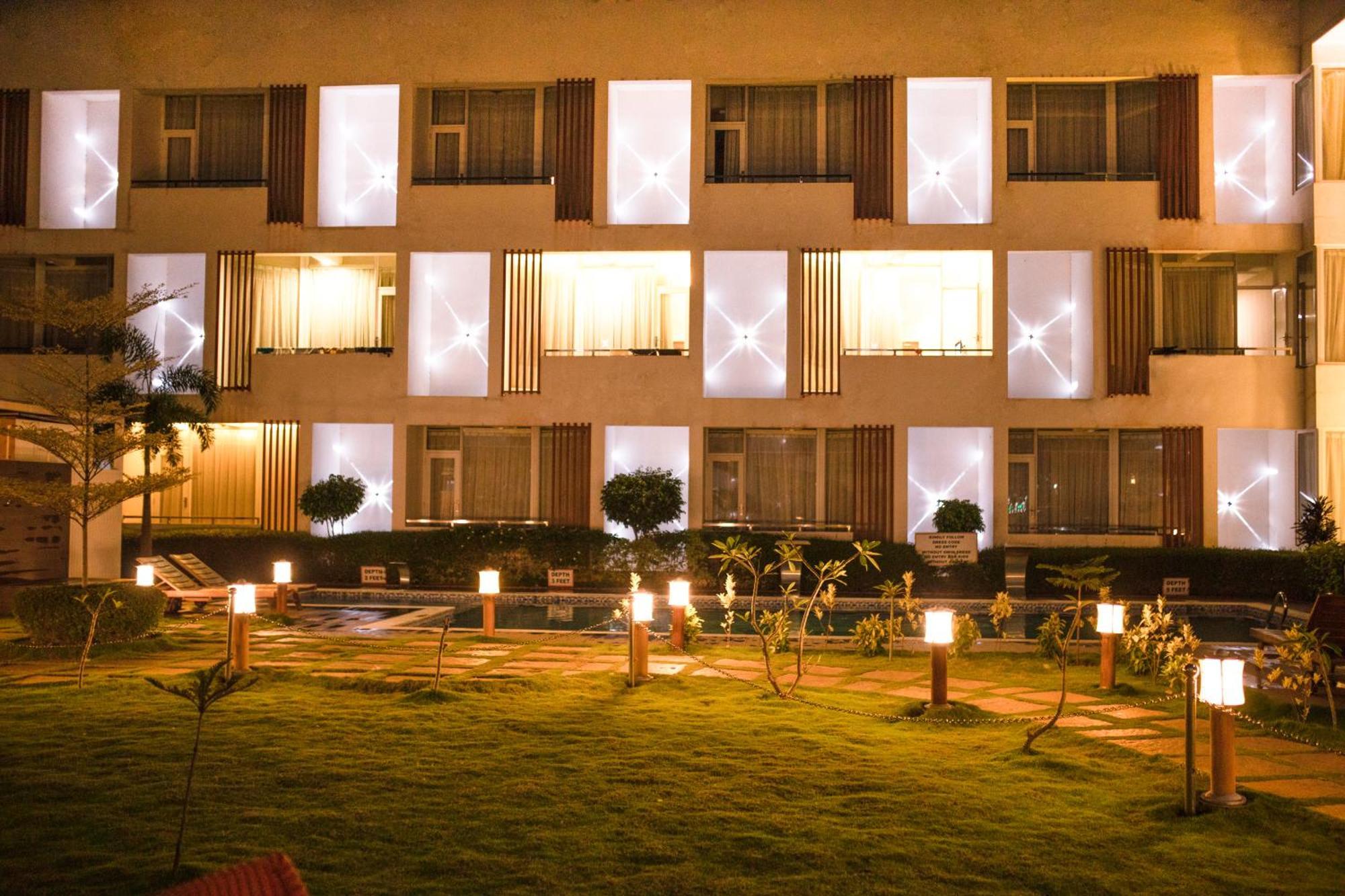 Saaral Resorts & Hotels Pvt Ltd Kuttalam  Bagian luar foto