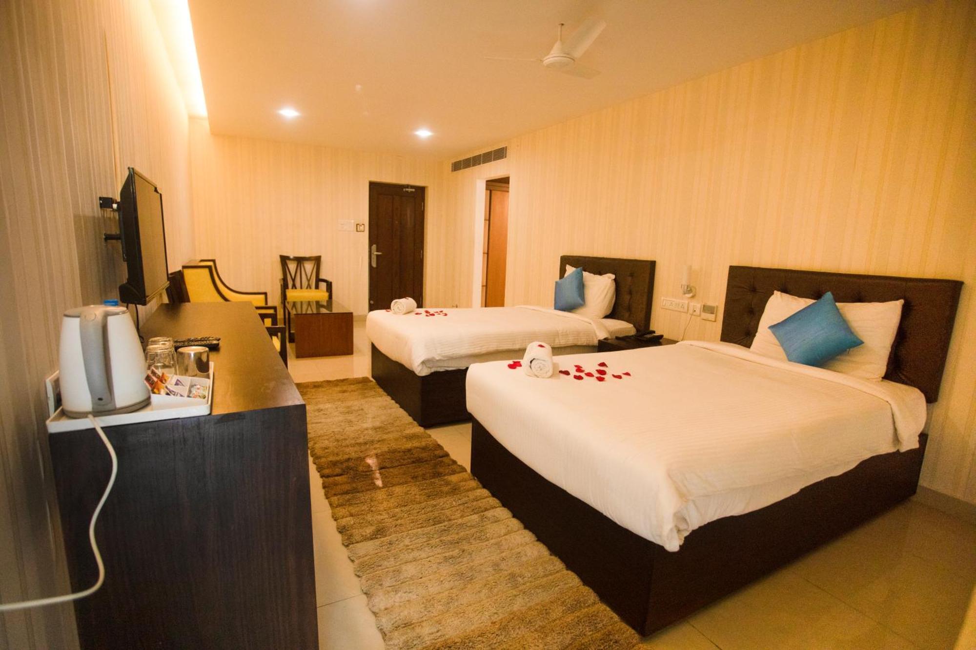 Saaral Resorts & Hotels Pvt Ltd Kuttalam  Bagian luar foto
