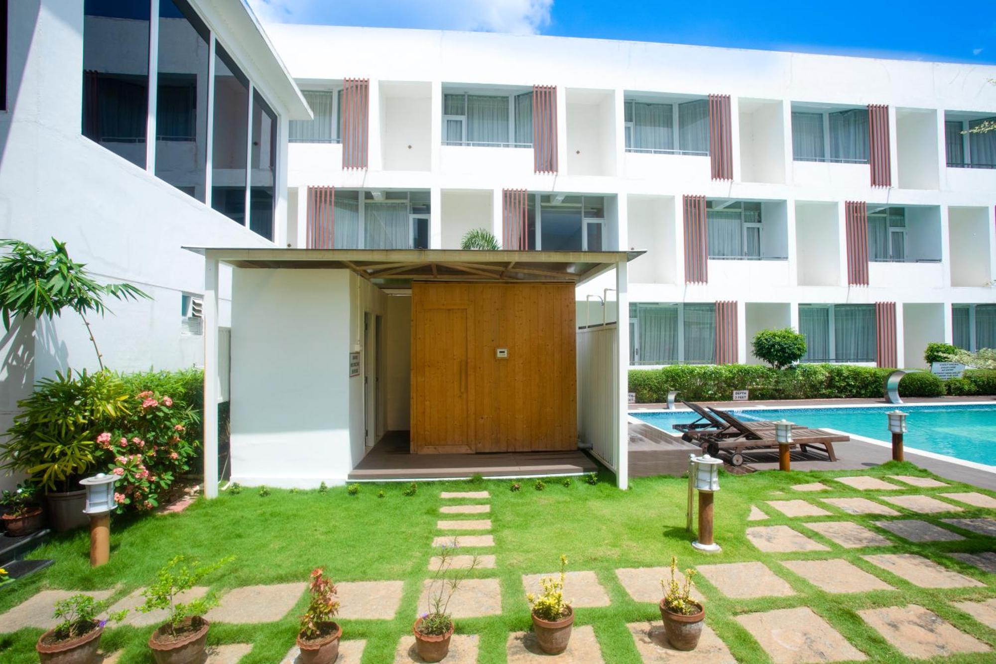 Saaral Resorts & Hotels Pvt Ltd Kuttalam  Bagian luar foto
